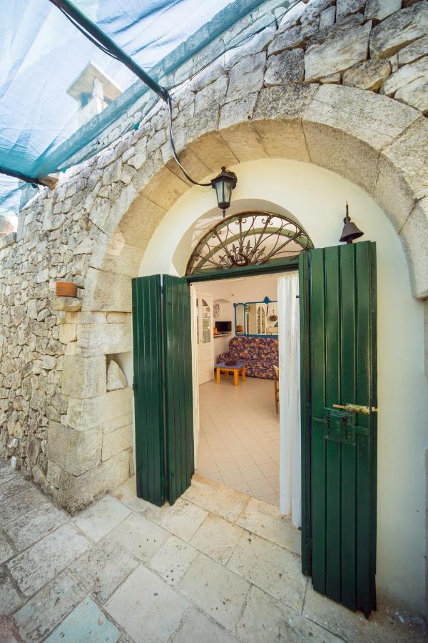 Trulli Girasoli E Viole Cocolicchio Extérieur photo