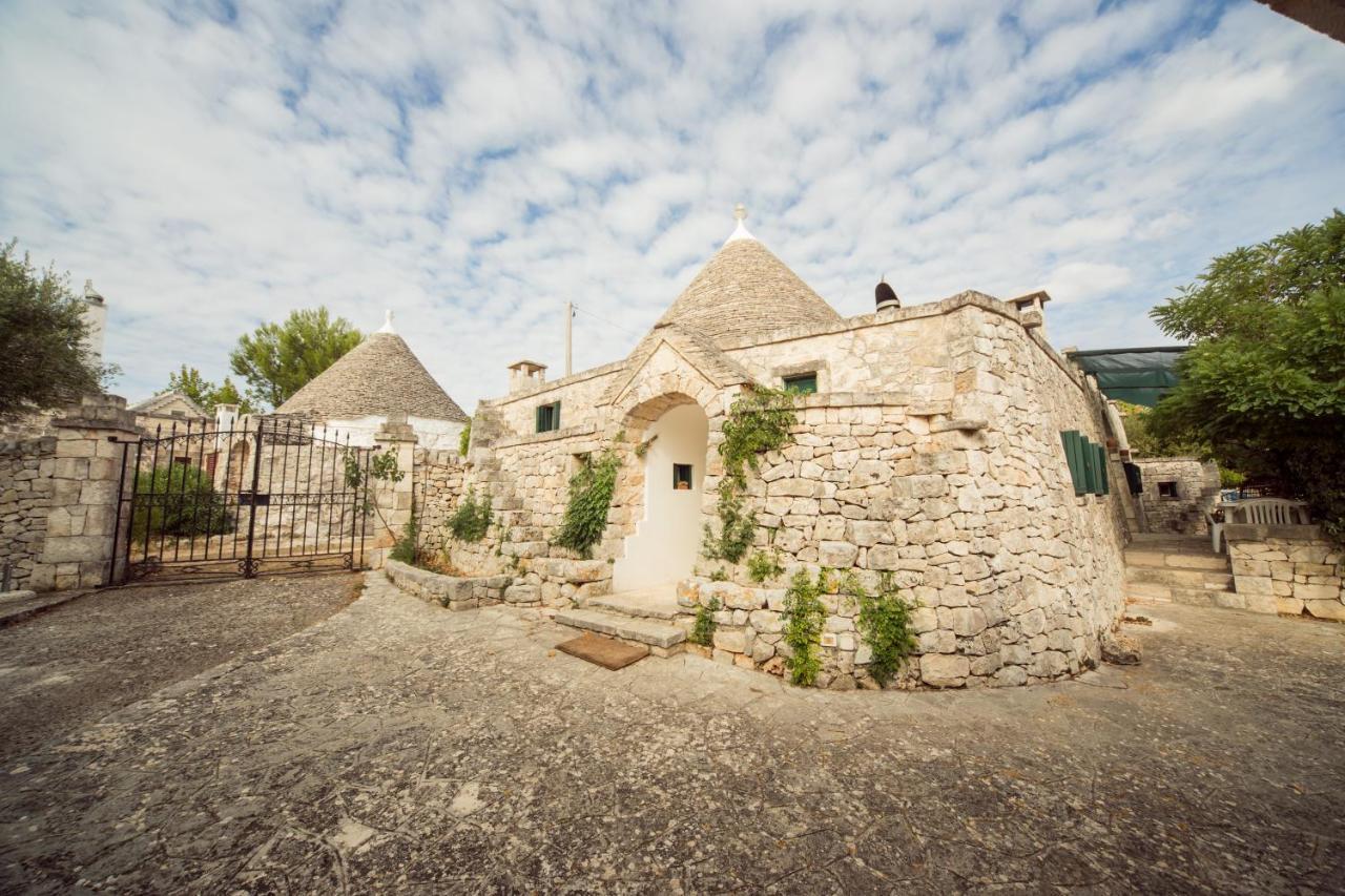 Trulli Girasoli E Viole Cocolicchio Extérieur photo